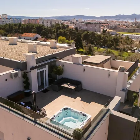 Penthouse With Roof Terrace And Hot Tub Апартаменты *