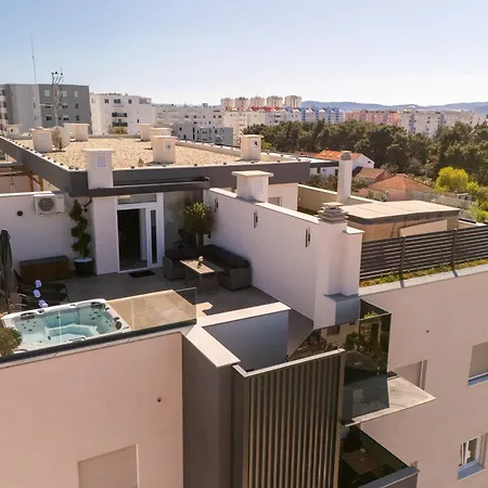 Апартаменты Penthouse With Roof Terrace And Hot Tub