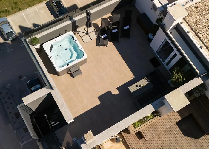 Penthouse With Roof Terrace And Hot Tub Apartman *