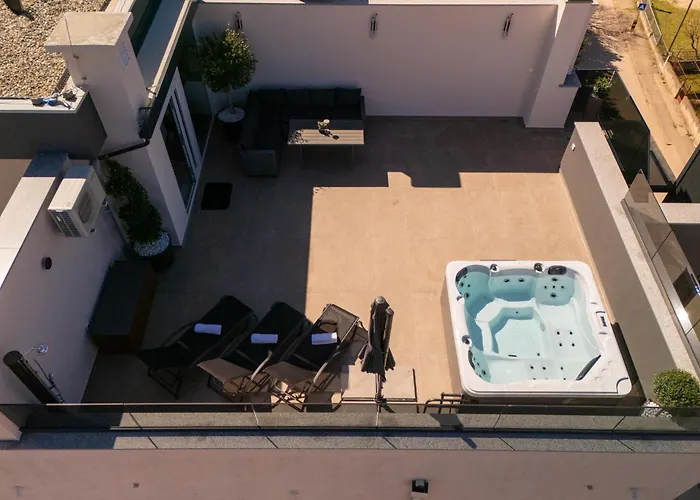 Penthouse With Roof Terrace And Hot Tub Zadar