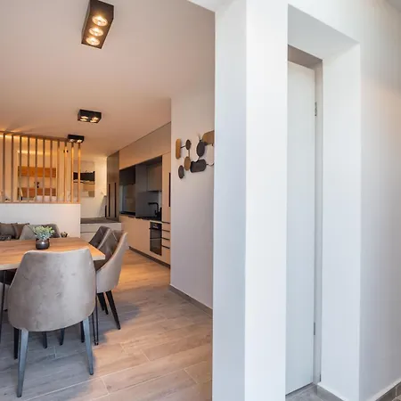 Apartment Penthouse With Roof Terrace And Hot Tub Zadar
