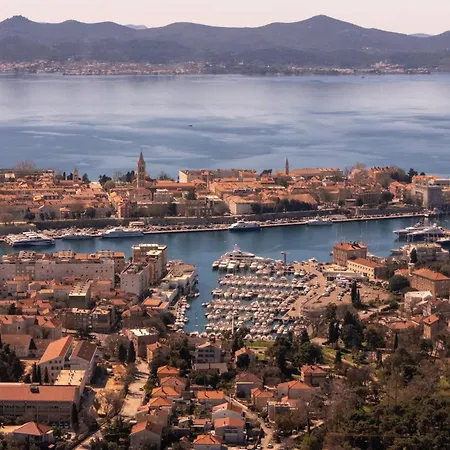 Penthouse With Roof Terrace And Hot Tub Zadar