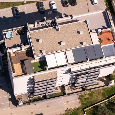 Apartment Penthouse With Roof Terrace And Hot Tub Zadar