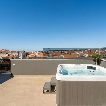 Daire Penthouse With Roof Terrace And Hot Tub