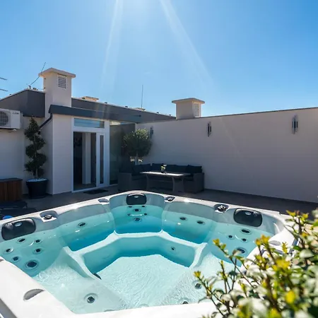Penthouse With Roof Terrace And Hot Tub Zadar