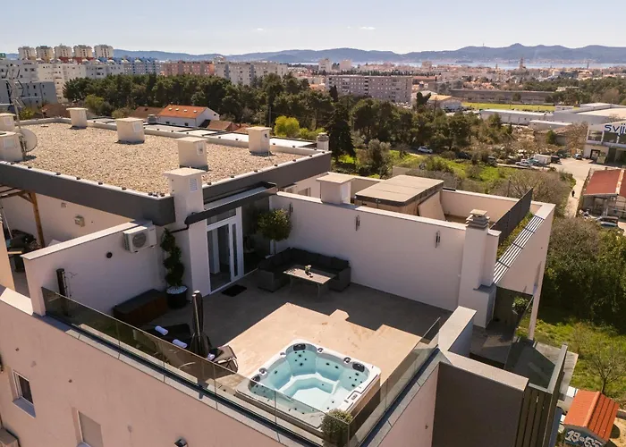 Penthouse With Roof Terrace And Hot Tub شقة *