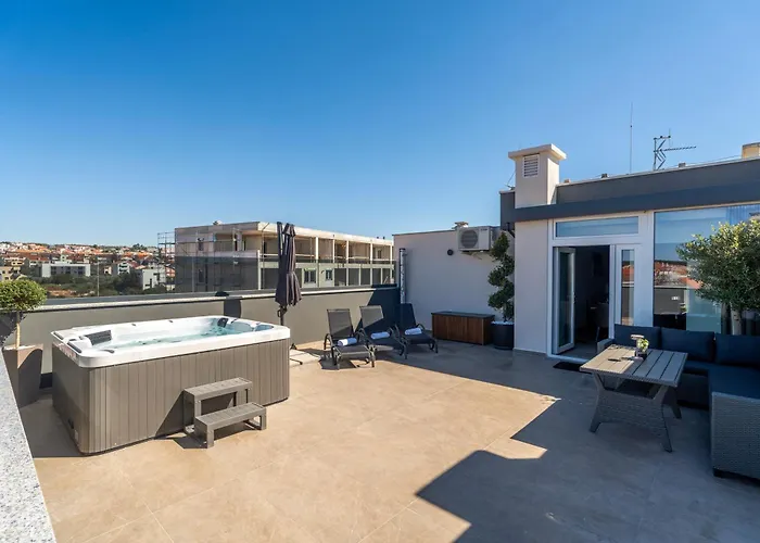 Penthouse With Roof Terrace And Hot Tub * زادار